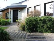 Maison contemporaine en bord de mer avec jardin