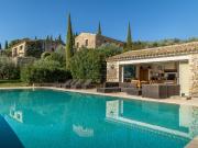 Maison contemporaine en pierres avec vue panoramique sur...