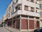 Maison d'angle sur 2 niveaux avec magasins et cave