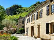 MAISON DANS UN VILLAGE PITTORESQUE