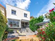 Maison d'architecte avec jardin et piscine
