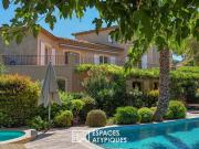 Maison d'architecte avec parc paysager et piscine