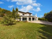 Maison d'architecte avec piscine intérieure à vendre...