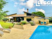 Maison d'architecte. Cuisine équipée, salle de bain...