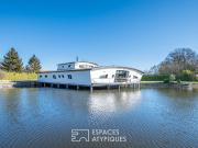 Maison d'architecte sur l'eau avec piscine...