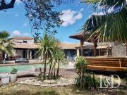 Maison de luxe de 18 pièces en vente à Nîmes, Occitanie