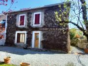 Maison de bourg en pierres, mitoyenne sur un côté,...