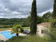 Maison de campagne moderne avec une piscine, un garage...