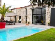 MAISON DE CHARME AU STYLE CONTEMPORAIN AVEC PISCINE À 15 M