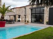 MAISON DE CHARME AU STYLE CONTEMPORAIN AVEC PISCINE À 15...