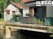 Maison de moulin le long des rives tranquilles de la...