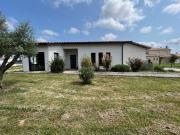 Maison de plain pied avec 3 chambres et bureau, garage et ja