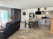 Maison de plain pied avec dépendance et piscine