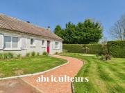 Maison de plain pied avec garages et grand terrain à TELOCHE