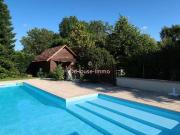 Maison de plain pied avec piscine et jardin arboré à...