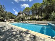 Maison de plain pied avec piscine et maison d'amis...