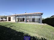 Maison de plain pied avec piscine et parc