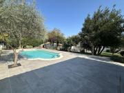 Maison de plain pied dans un cadre de verdure