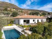 Maison de plain pied, jardin paysager plat et vue mer