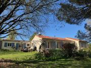 Maison de plain pied rénovée au milieu de son jardin clos av