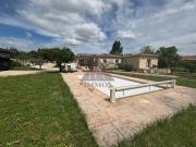 Maison de plain pied sur un terrain arboré et cloturé