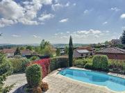 Maison de qualité avec terrasses, piscine et vue...