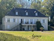 Maison de standing, sous sol, parc arboré,piscine, vue...