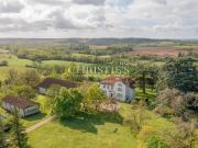 Magnifique Domaine Comprenant un Court de Tennis de...