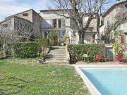 Maison de village avec piscine de jardin et garage près...