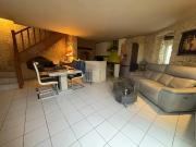 Maison de village avec une cour