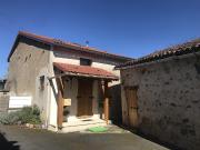 Maison de village rénovée avec goût à Asnières sur Blour...