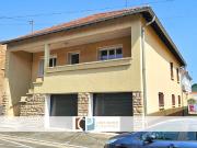 Maison de ville avec grande terrasse et garages
