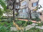 Maison de ville avec jardin, piscine et fort potentiel...