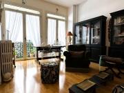 Maison de ville avec un balcon filant