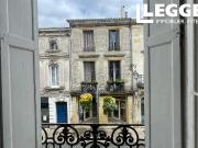 Maison de ville en pierre avec façade de magasin