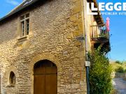 Maison de ville médiévale en pierre au centre historique...