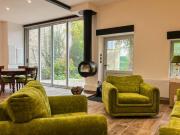 Maison de ville rénovée avec jardin et parking en centre vil