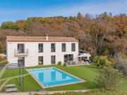 Maison d'Exception à Châteauneuf Grasse avec Piscine