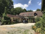 Maison d'habitation élevée sur sous sol avec...