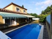 Maison divisée en deux appartements avec jardin et piscine