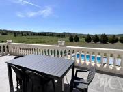 MAISON DOMINANTE AVEC GRAND GARAGE, JARDIN ET PISCINE À...