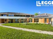 Maison éco haut de gamme en pierre, bois et verre avec...