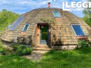 Maison écologique en forme de dôme au cœur de la...