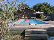 Maison en bois avec jardin et piscine