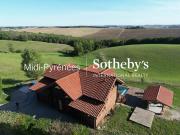 Maison en bois, dominant les collines