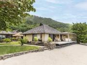 Maison en bord de mer avec jardin