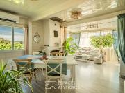 Maison en bord de mer avec jardin