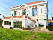 Maison en bord de mer avec jardin