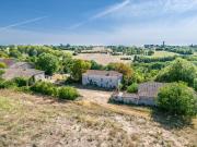 Maison en pierre à renover avec 3 granges