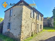 Maison en pierre à rénover avec grange attenante et jardin.